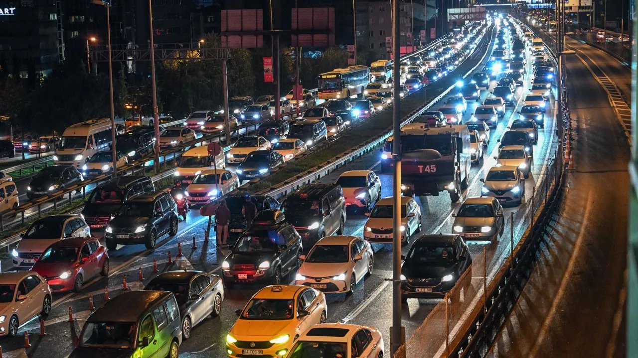 trafikte rekor rakam 198 bin 740 araç