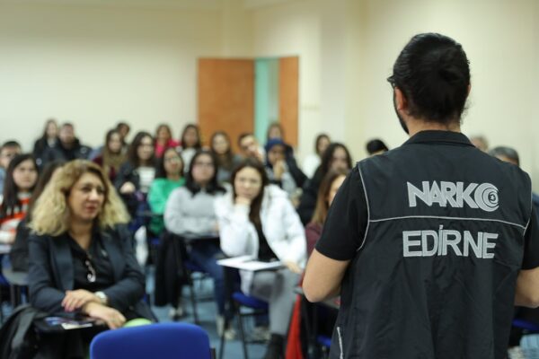 Trakya Üniversitesi Öğrencilere Bağımlılıkla Mücadele Eğitimi Verdi