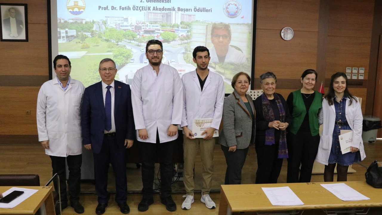 trakya Üniversitesi tıp fakültesi kardiyoloji anabilim dalı prof dr fatih Özçelik akademik başarı Ödülleri verildi