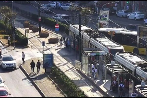 Tramvay Ve İETT Otobüsü Çarpıştı