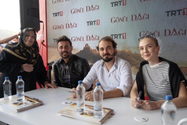 TRT Dizilerinin Oyuncuları TEKNOFEST İzmir’de Hayranlarıyla Buluştu