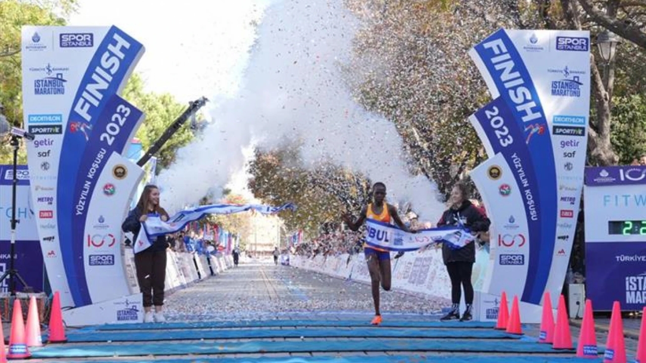 türkiye İş bankası İstanbul maratonu yüzyılın koşusu sloganıyla gerçekleşti