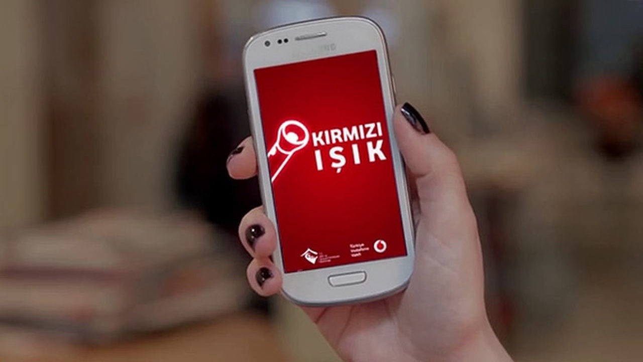 türkiye vodafone vakfının kırmızı işık uygulaması altın Ödül kazandı