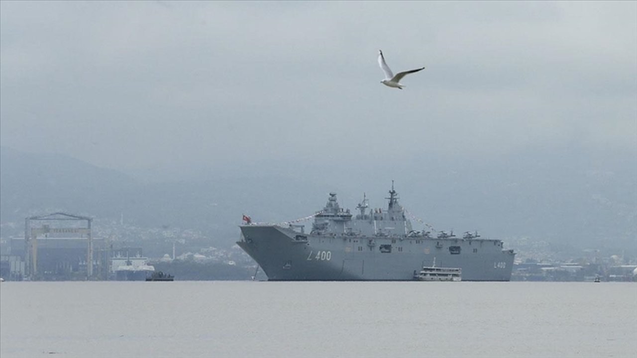 türkiyenin en büyük askeri gemisi tcg anadolu ziyarete açıldı