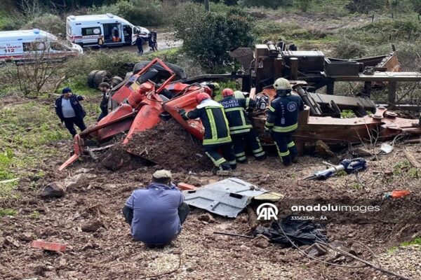 Kocaeli’de Uçurama Devrilen Kamyonun Sürücüsü Öldü