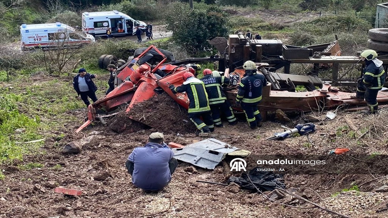 Kocaeli’de Uçurama Devrilen Kamyonun Sürücüsü Öldü