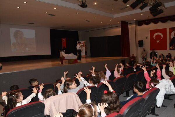 Üniversite Öğrencileri Çocuklar İçin Tiyatro Sahneledi
