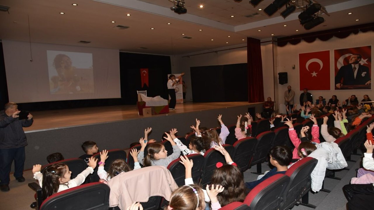 Üniversite Öğrencileri Çocuklar İçin tiyatro sahneledi