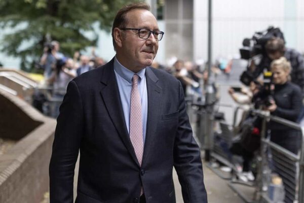 Ünlü Aktör Kevin Spacey Cinsel Saldırı Suçlamalarıyla Yargılanıyor