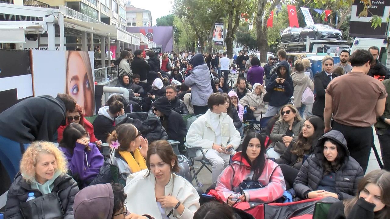 Ünlü kozmetik mağazası açılışında İzdiham