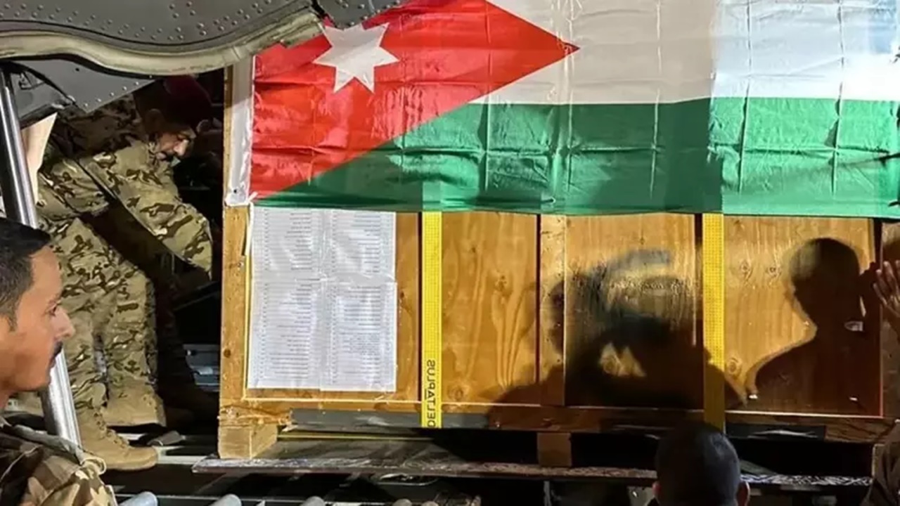 Ürdün sahra hastanesine paraşütle acil tıbbi malzeme sağlandı