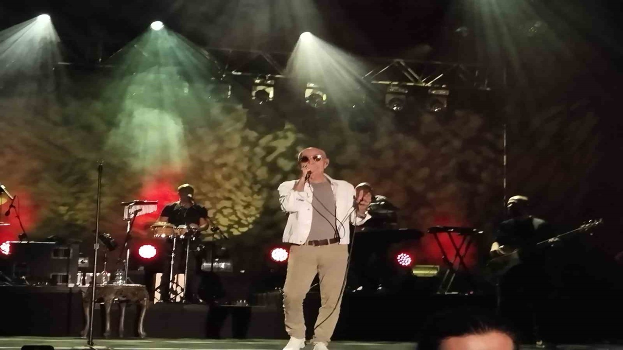 Üsküdar belediyesi kültür sanat sezonu açılışında mazhar alanson unutulmaz bir konser verdi