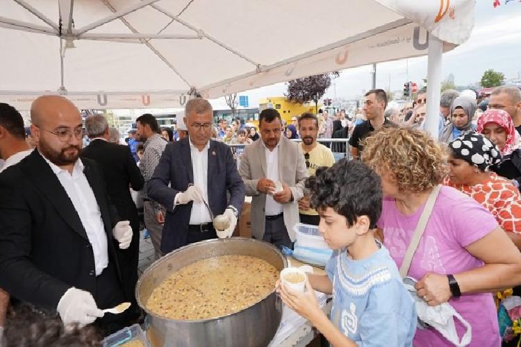 Üsküdar meydanında 10 bin şahsa aşure