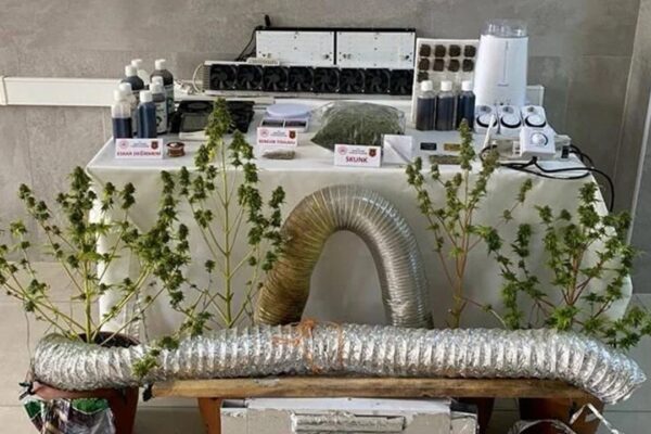 Evde Kurdukları Düzenekle Uyuşturucu İmal Eden 2 Zanlı Tutuklandı