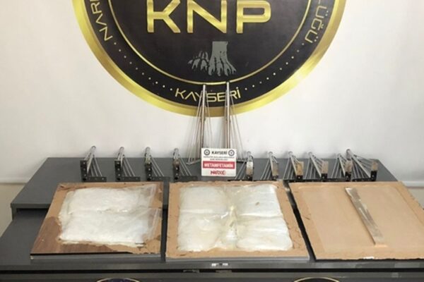 Sehpa Tahtaları Arasında 2 Kilogram Uyuşturucu Ele Geçirildi