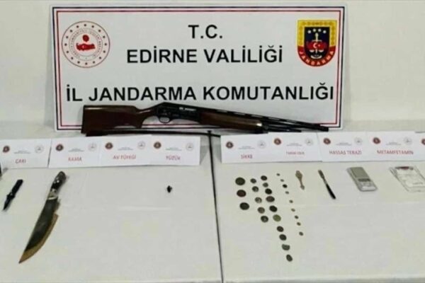 Uyuşturucu İddiasıyla Aranan Zanlının Evinde Tarihi Değer Taşıyan Eşyalar Bulundu