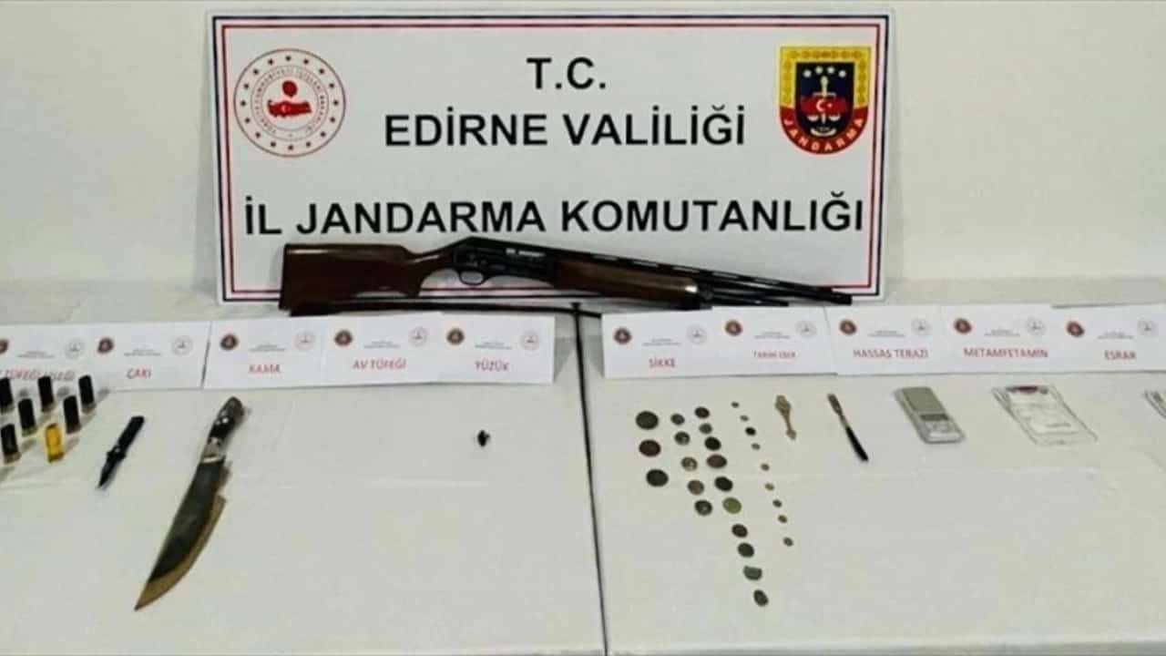 uyuşturucu İddiasıyla aranan zanlının evinde tarihi değer taşıyan eşyalar bulundu