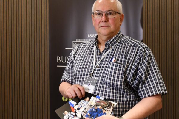 Uzay Tutkunu Bert Vis Astronotların İmzalarını Topluyor