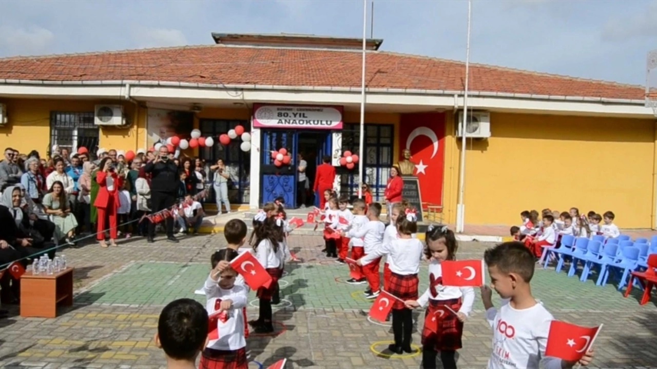 uzunköprüde Öğrenciler cumhuriyetin 100 yaşını kutladı