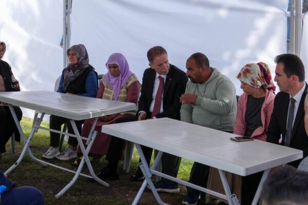 Vali Davut Gül, Sancaktepe’de Ölü Bulunan 3 Kardeşin Ailesini Ziyaret Etti