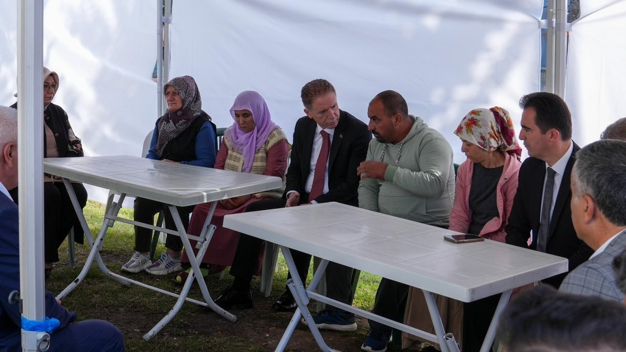 vali davut gül sancaktepede Ölü bulunan 3 kardeşin ailesini ziyaret etti