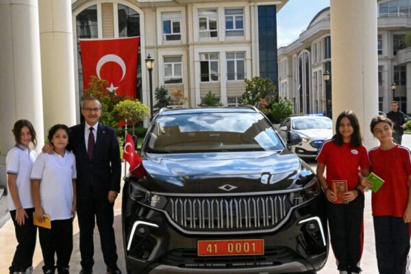 Vali Seddar Yavuz, Togg’u merak eden öğrencileri araçla gezdirdi