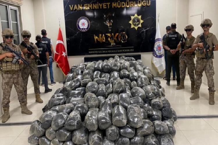vanda 3 tona yakın toz esrar ele geçirildi