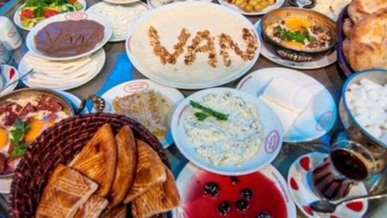 vanın lezzetleri yenikapıda vatandaşlarla buluştu