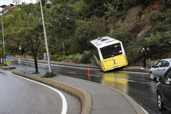 Virajı Alamayan Özel Halk Otobüsü Kaldırıma Çıktı