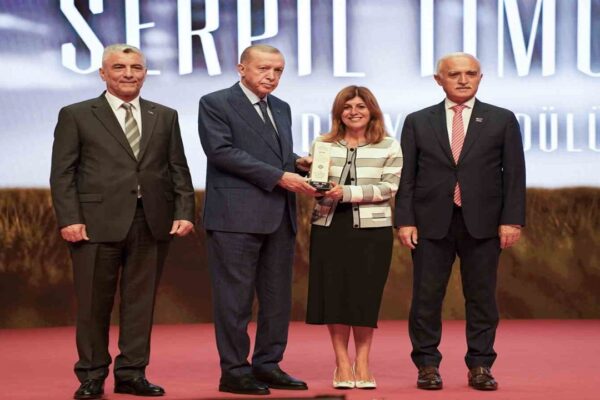 Vodafone CEO’su Serpil Timuray, Dünya Türk İş Konseyi’nden İş Dünyası Ödülü’nü Kazandı