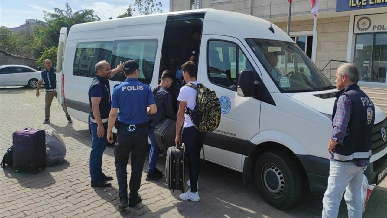 yabancı uyruklu 28 kişi kaçak yollarla türkiyeye girmeye Çalışırken yakalandı