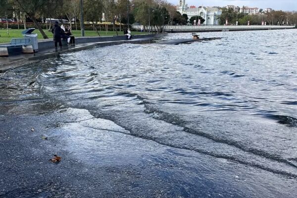 Yağış Ve Fırtına İstanbul’un Bazı Bölgelerinde Hasara Yol Açtı
