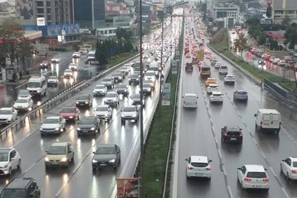 Yağışlı Hava İstanbul’da Trafik Akışına Engel Oluyor