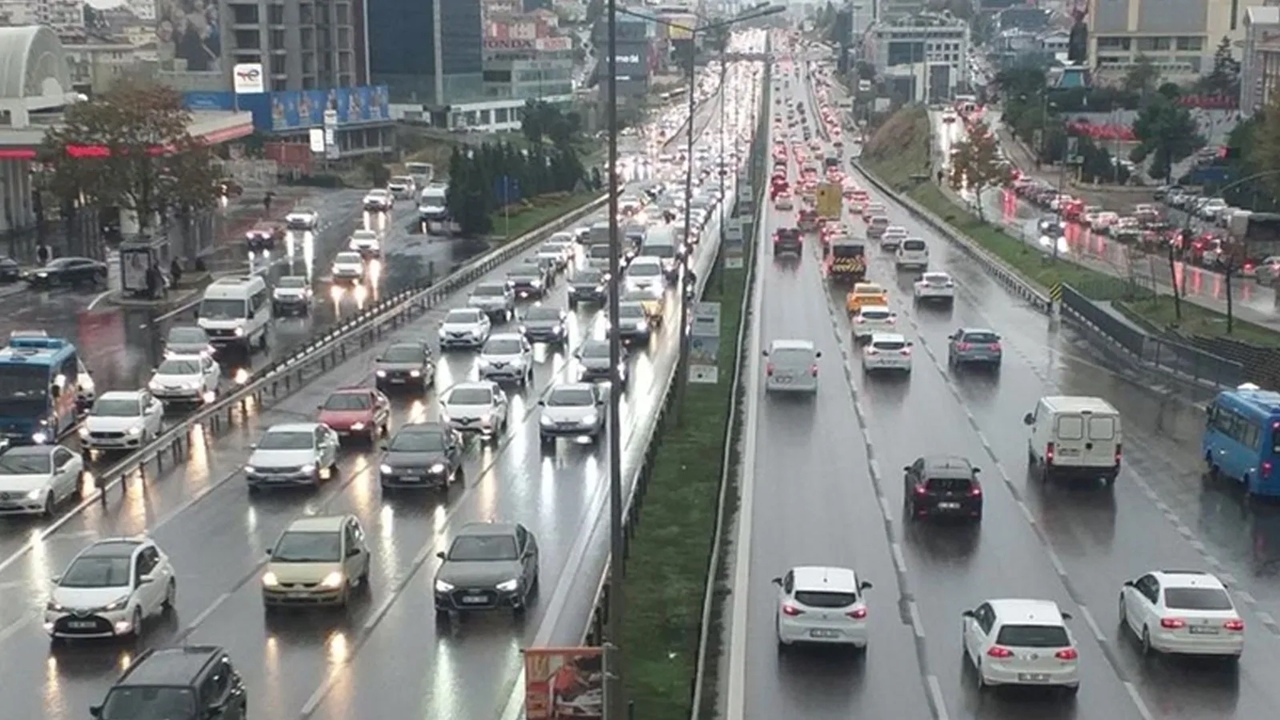 Yağışlı Hava İstanbul’da Trafik Akışına Engel Oluyor