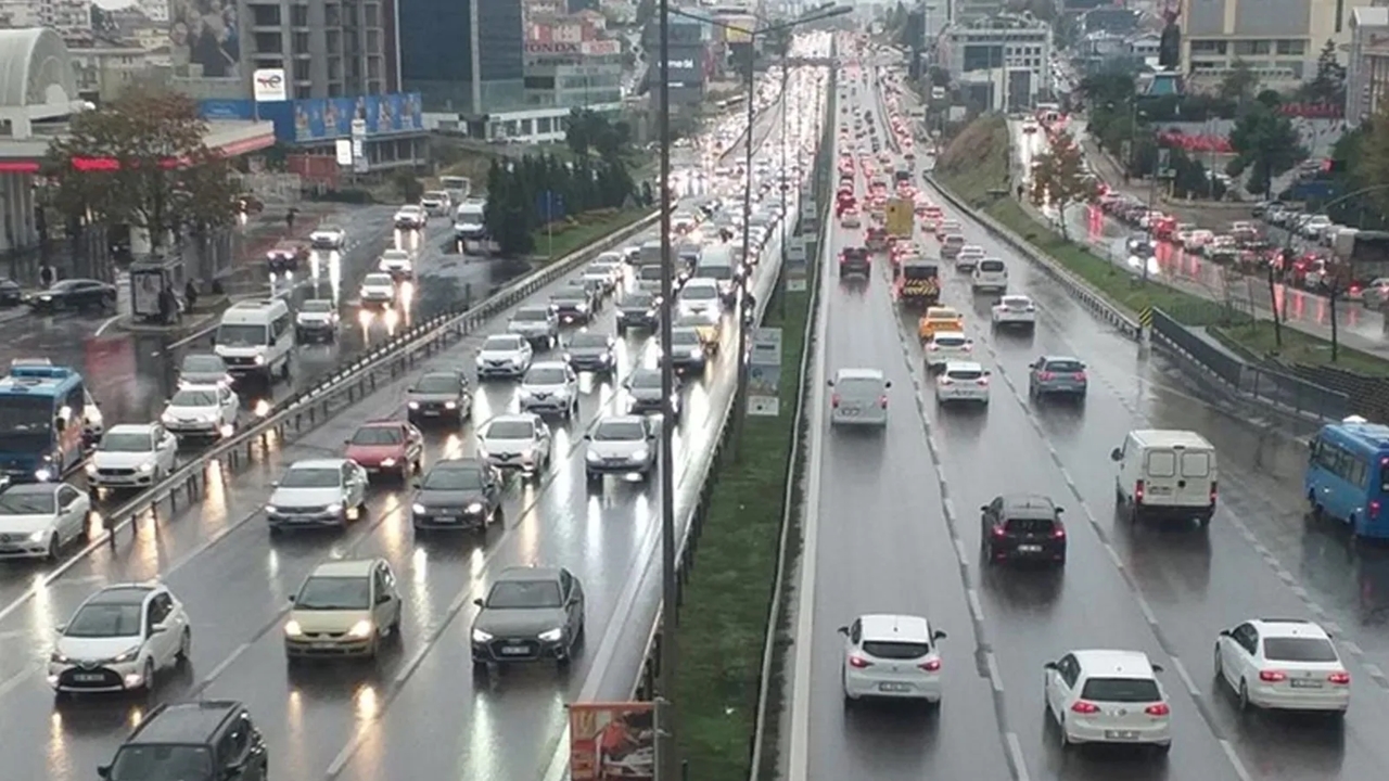 yağışlı hava İstanbulda trafik akışına engel oluyor