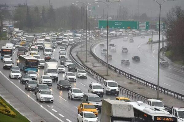 Yağmur İstanbul’da Trafik Yoğunluğuna Neden Oldu