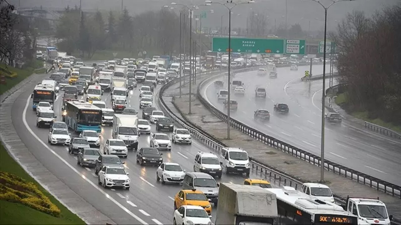 yağmur İstanbulda trafik yoğunluğuna neden oldu