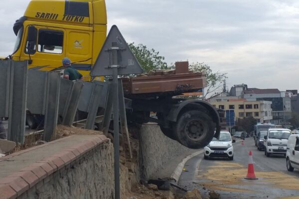 Yağmurun Etkisiyle Bariyere Çarpan Tır Askıda Kaldı