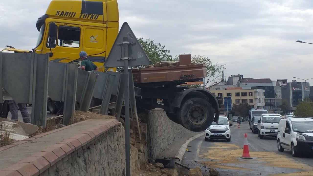 yağmurun etkisiyle bariyere Çarpan tır askıda kaldı