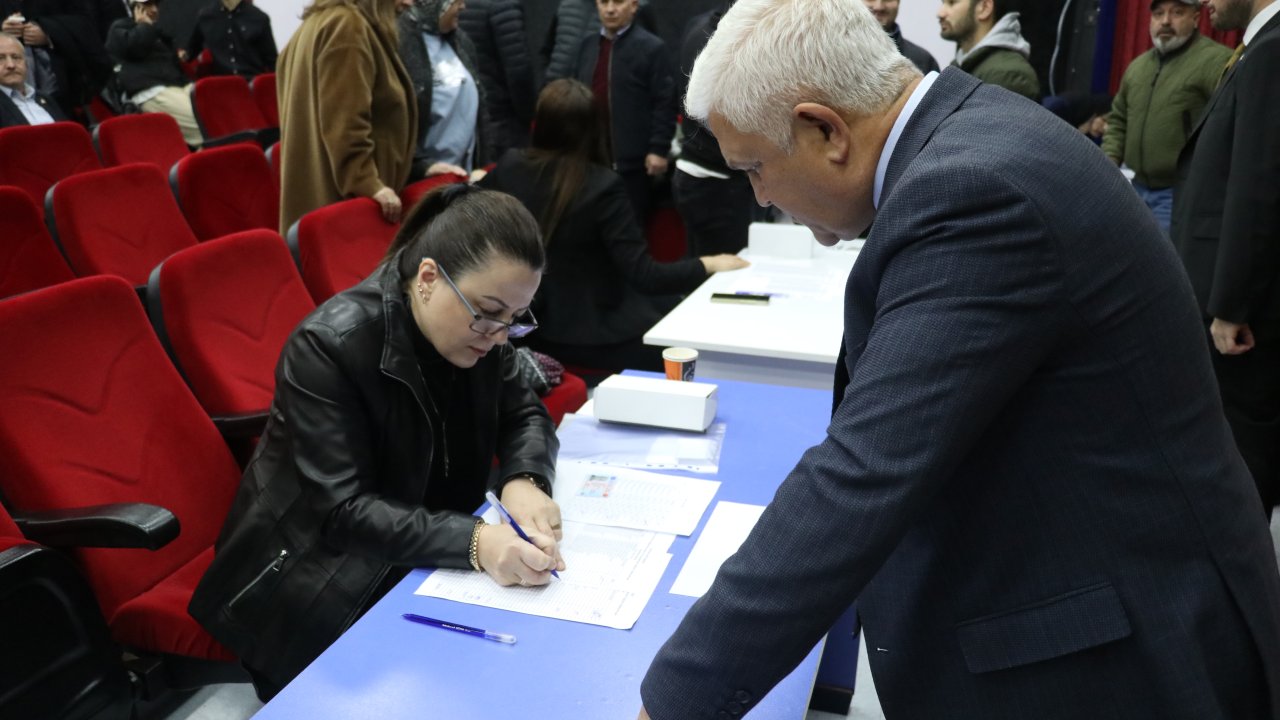 Yalova’da AK Parti Üyeleri Belediye Başkan Adaylarını Belirliyor