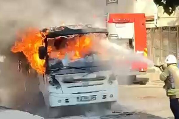 Yanan Servis Minibüsü Kullanılamaz Hale Geldi