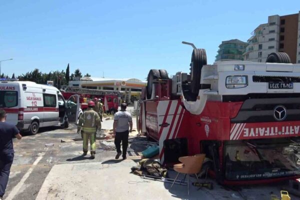 Yangın Yerine Yetişmeye Çalışan İtfaiye Aracı Devrildi