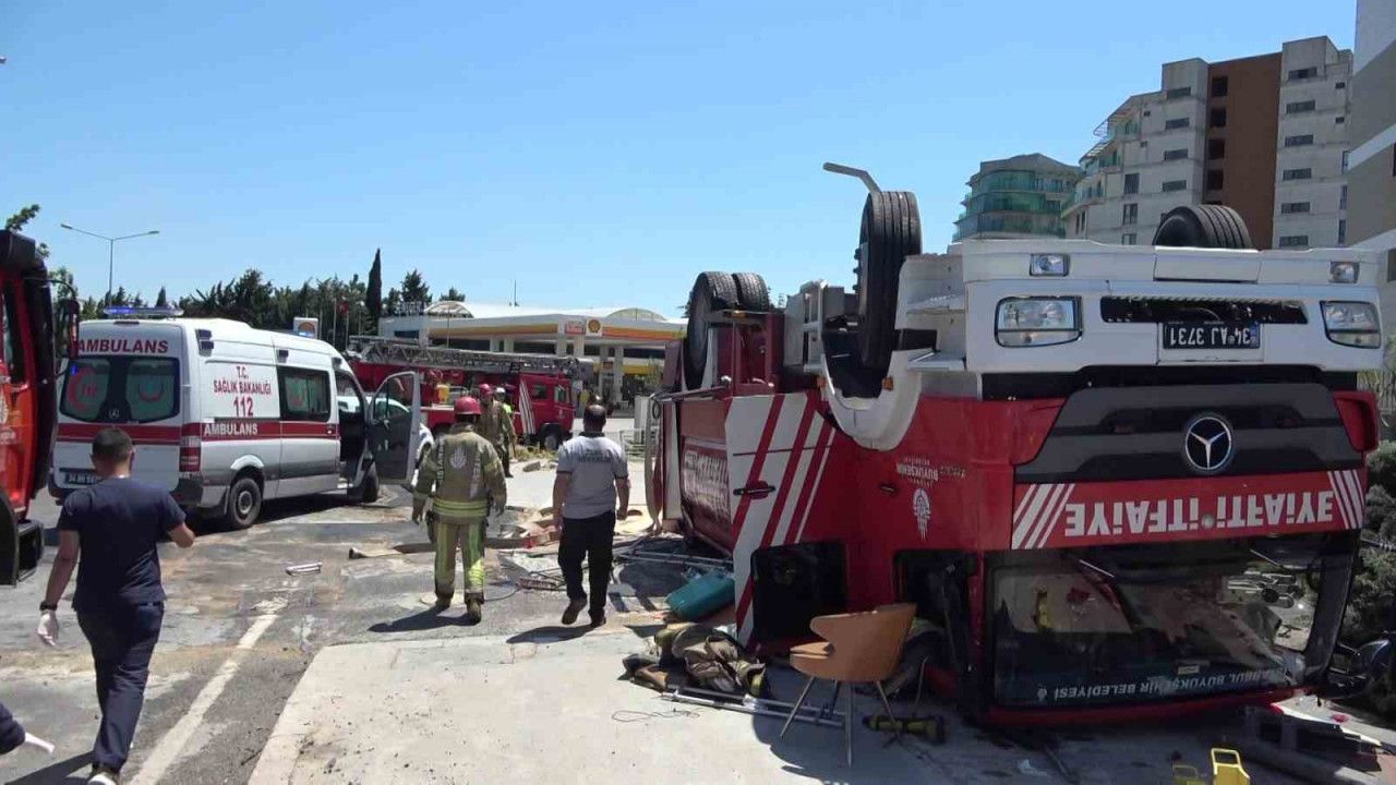 Yangın Yerine Yetişmeye Çalışan İtfaiye Aracı Devrildi