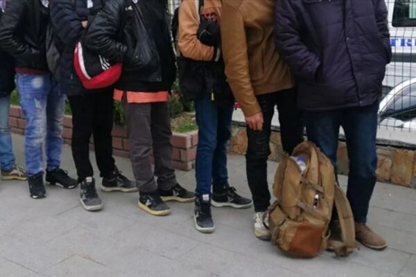 Yasa Dışı Yollarla Ülkeye Giren 23 Göçmen Yakalandı