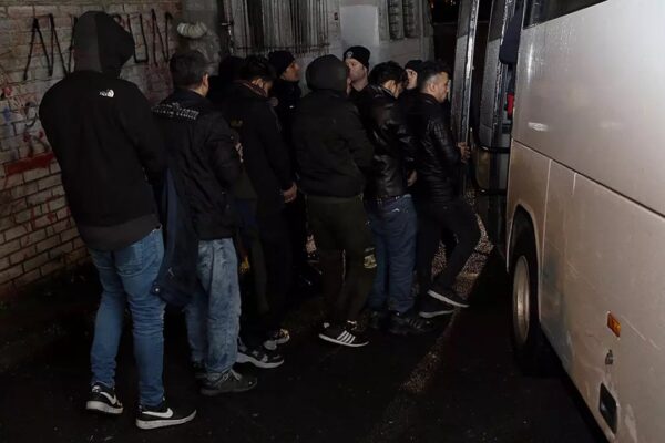 Yasa Dışı Yollarla Ülkeye Giren 37 Düzensiz Göçmen Yakalandı