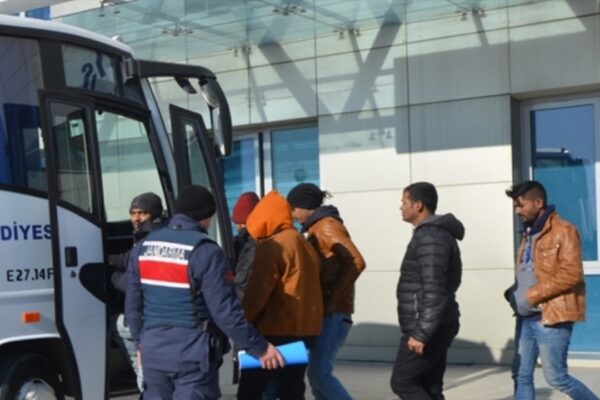 Yasa Dışı Yollarla Ülkeye Giren Göçmenler Gözaltına Alındı