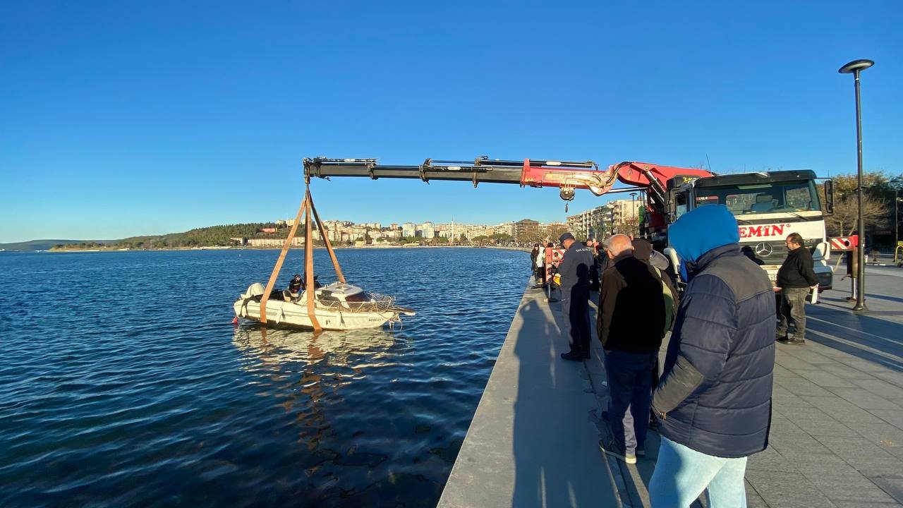 yat limanında batan tekne denizden Çıkarıldı