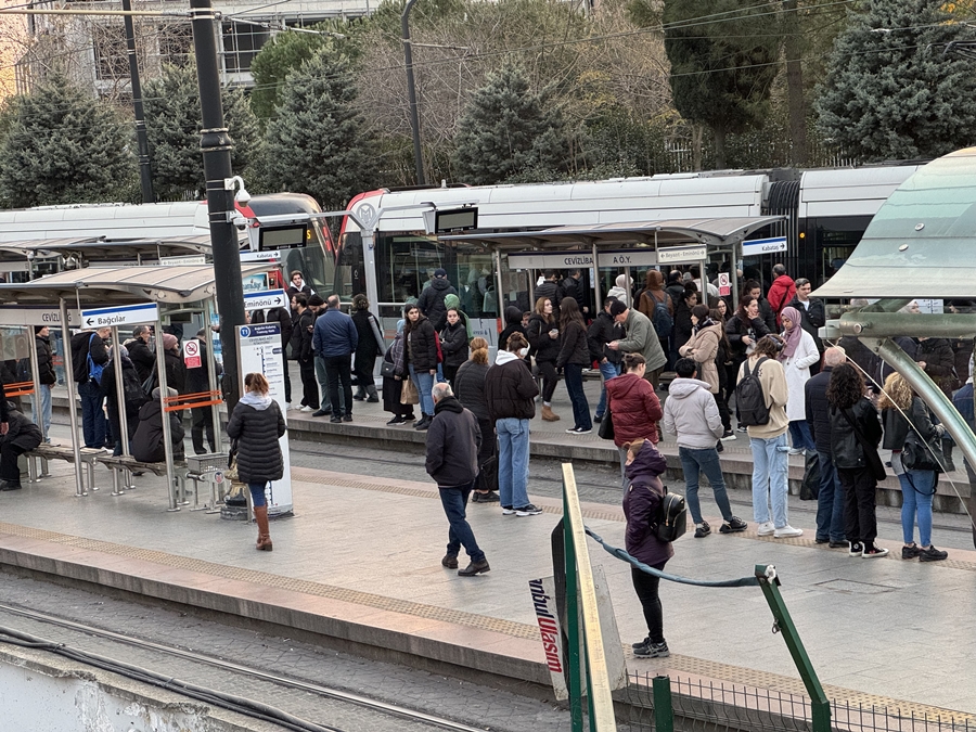 aa-20240102-33333132-33333131-istanbulda-yeni-yilin-ilk-mesai-gununde-trafik-yogunlugu.jpg