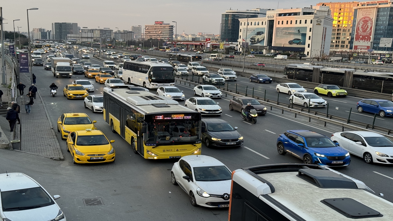yeni yılın İlk mesai gününde İstanbulda yoğun trafik