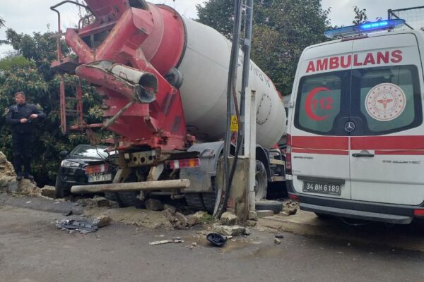 Yokuştan Kayan Beton Mikseri 7 Araca Zarar Verdi